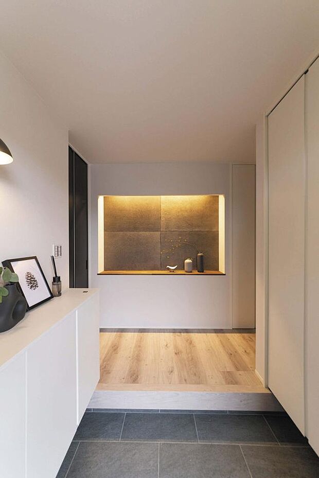 【加茂モデル】ワンランク上のおもてなしの玄関。玄関はお家の顔。光と影が織りなす美しい絵画のようなにっちでお客様をおもてなし。タイルやエコカラットと貼らなくても上質な空間をデザインするアイデアです。