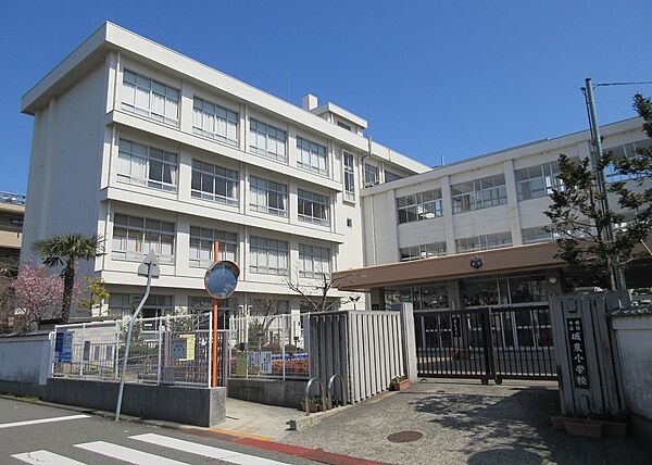 城東小学校　約150ｍ（徒歩2分）