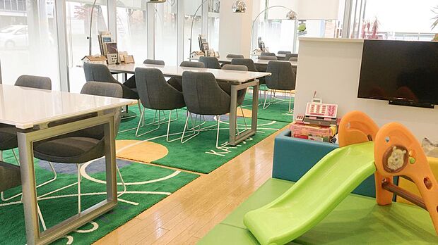 小さいお子様連れでもご安心して来店ください。オムツ交換台や打ち合わせスペースにはキッズスペースを完備しています。