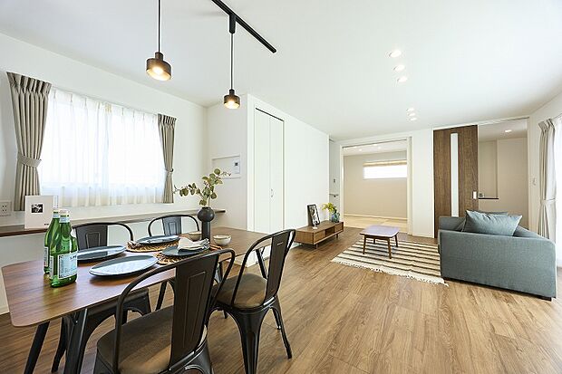 LDKにはインテリアに合わせた家具・カーテン・照明・エアコン（1台）付！