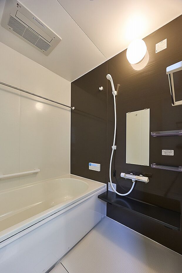 浴室乾燥機付きで、入浴後に換気することで浴室のカビ抑制に。また雨の日や冬の洗濯にも役立ちます。