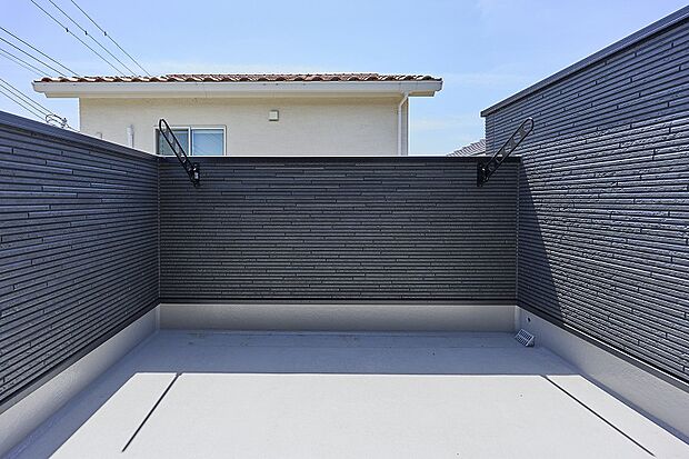 バルコニーは、洗濯物がたっぷり干せる広々スペース。