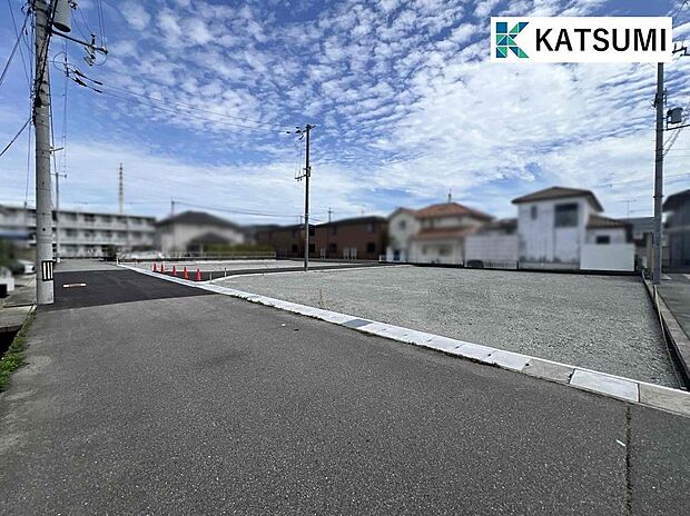 全6区画の分譲地。前面道路は6mと開放感があります。