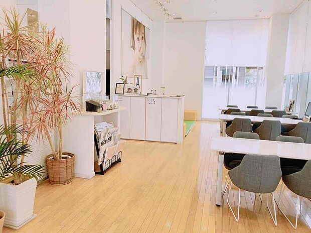 小さいお子様連れでもご安心して来店ください。オムツ交換台や打ち合わせスペースにはキッズスペースを完備しています。