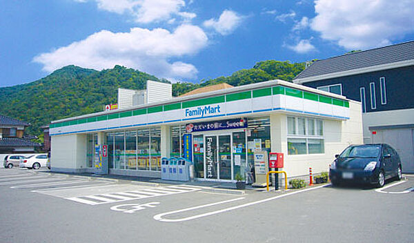 ファミリーマート姫路勝原店　約600ｍ（徒歩8分）