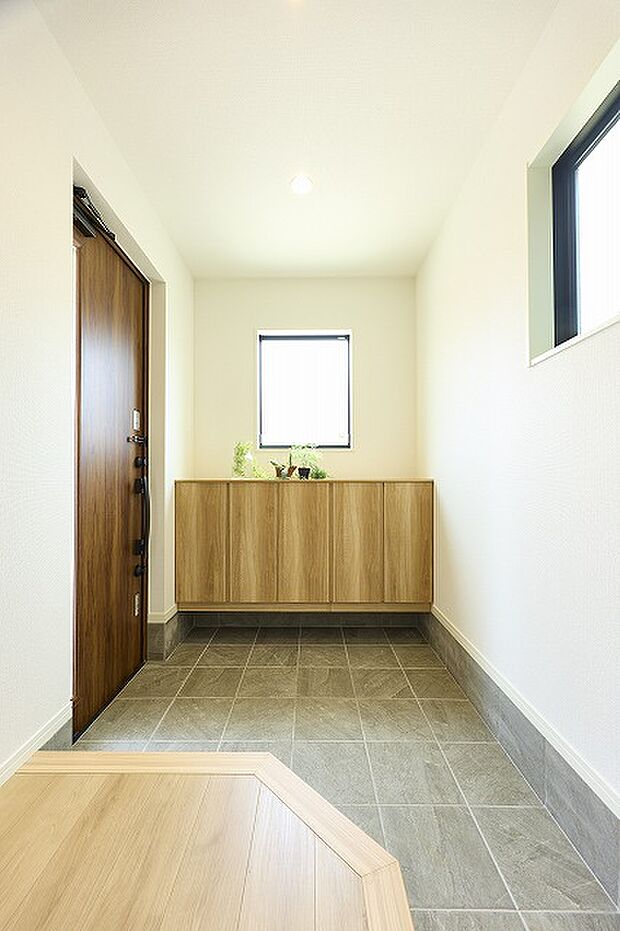 シューズボックス付だから、いつも綺麗に片付けができますね。ボックスの広いスペースの上には季節の飾りつけも楽しめます。