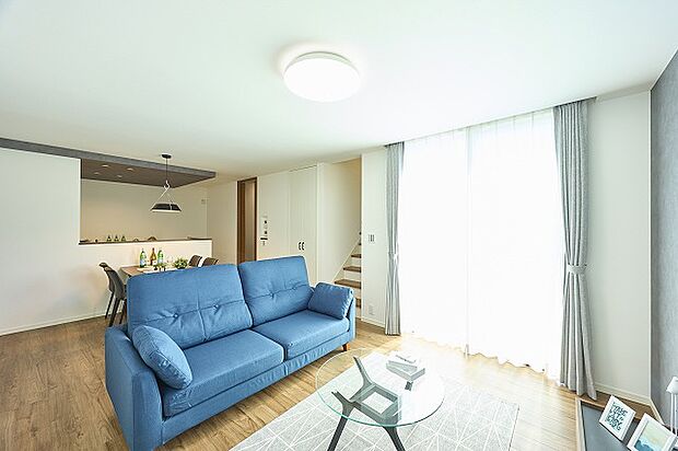 【リビング】床暖房が設置してあるので、冬でも快適に過ごせます。