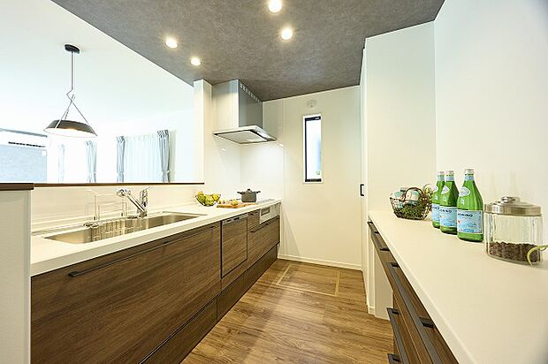 【キッチン】お料理をしながら家族の様子を見守ることができます。