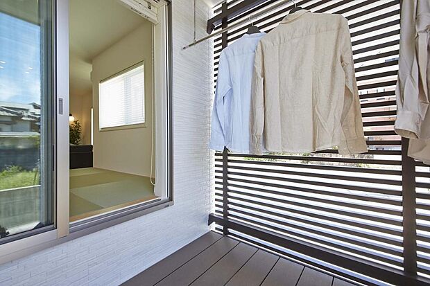 【広畑モデルハウス】荷物の搬入もラクにできる「ウチソト」動線。目隠しのある裏口的に使える便利な空間です。