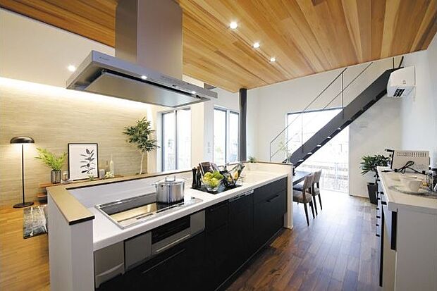 【苫編モデル】家族みんなで食卓を囲むダイニングレイアウト。キッチンからテーブルまでの真っすぐな動線がポイントです。