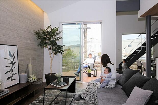 【苫編モデル】リビングとひとつながりのウッドデッキは室内に開放感をもたらします。天気の良い日はＤＩＹや読書、子どもの遊び場として多いに活用できます。