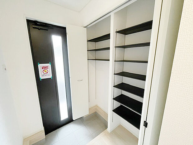 シューズボックス/ご家族の靴をスッキリ収納できます