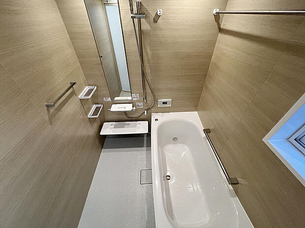 浴室はシステムバスルーム。浴室暖房乾燥機も装備されています。