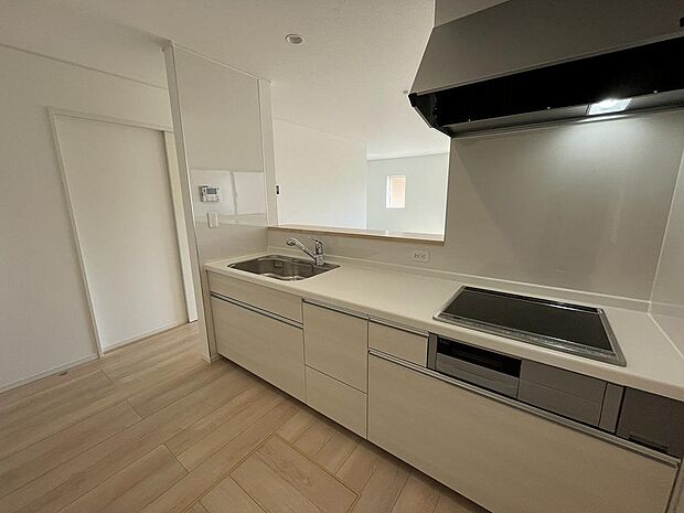 IHの3口コンロで料理もはかどります。