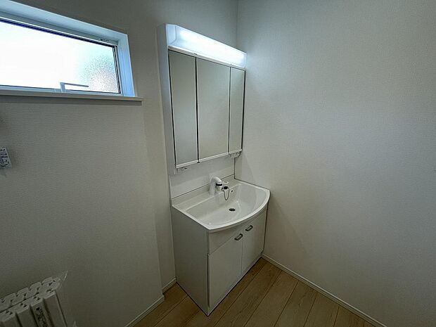 三面鏡付きの独立洗面台