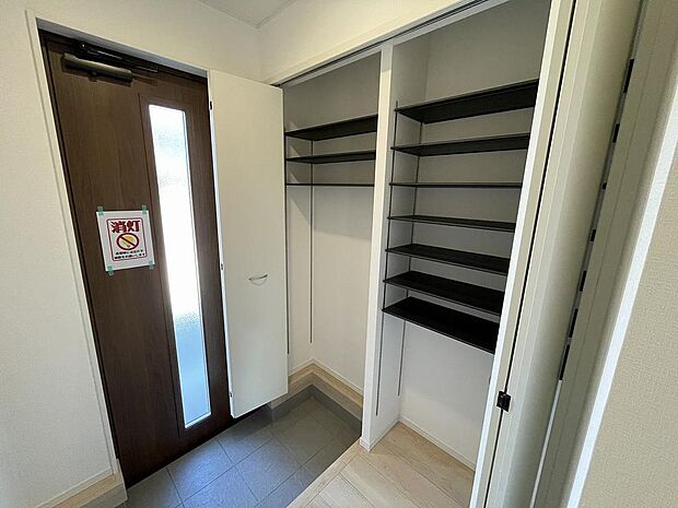 広々としたシューズインクローゼットは収納豊富です。