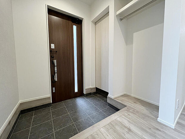 玄関にはスマートキーを装備しております。