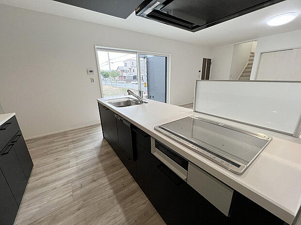 システムキッチンで使いやすく、また食器洗浄乾燥機も装備されています。