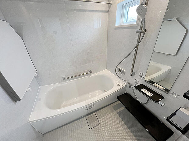 浴室はシステムバスルーム。浴室暖房乾燥機も装備されています。