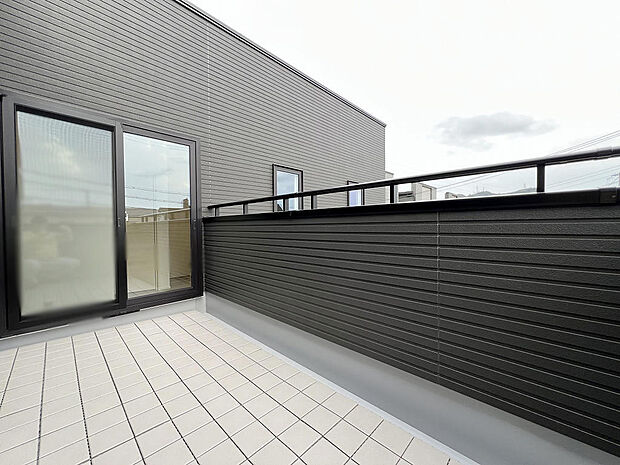 広いので洗濯物やお布団などたっぷり干せますね。