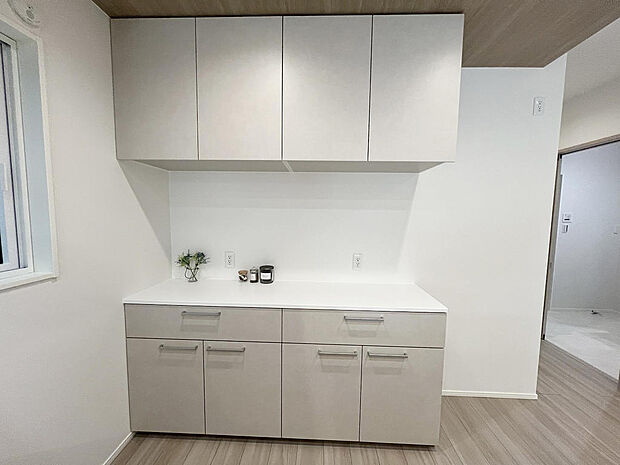 カップボードのカウンターも広く、電子レンジや炊飯器など家電も置けます。