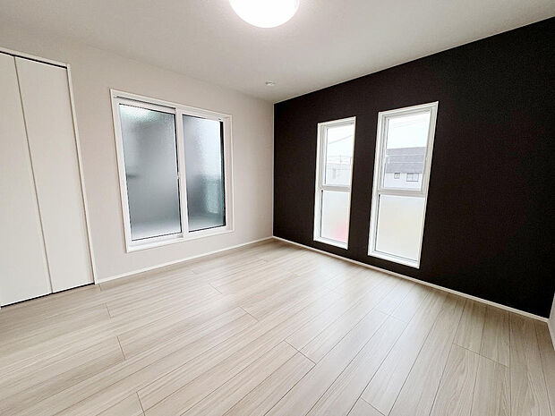 バルコニーへアクセスできます。ウォークインクローゼットもついています。