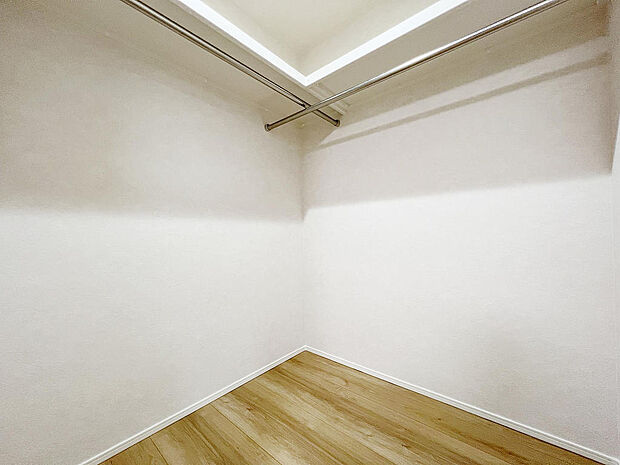 ウォークインクローゼット/たくさん収納できます。