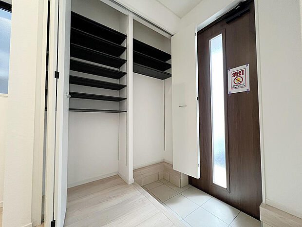 シューズボックス/ご家族の靴をスッキリ収納できます