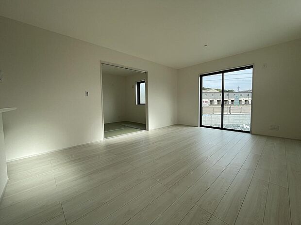 和室のドアを開けると、さらに広々とした空間になります。