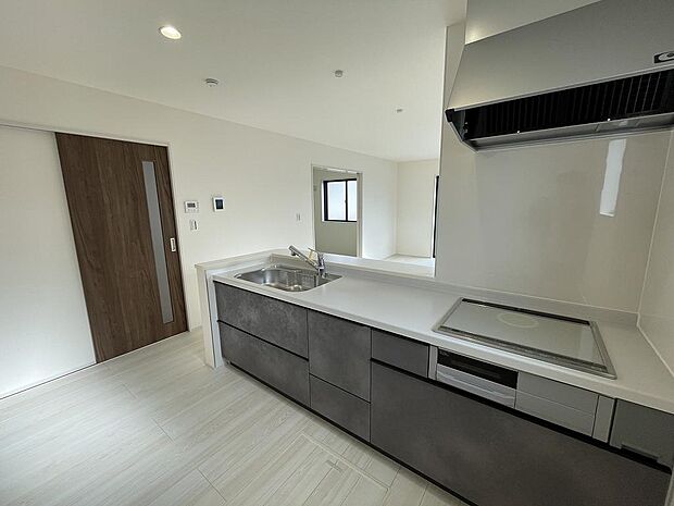 IHの3口コンロで料理もはかどります。