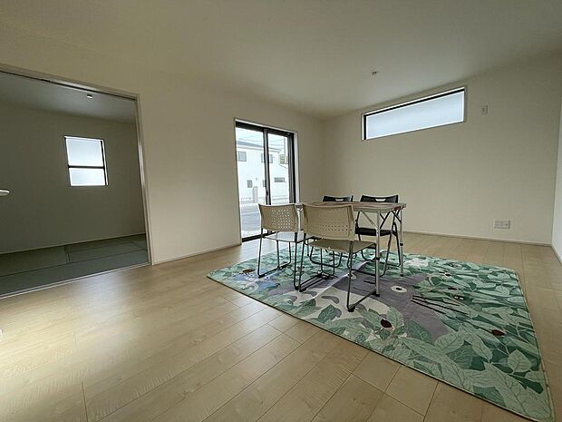 和室のドアを開けると、さらに広々とした空間になります。