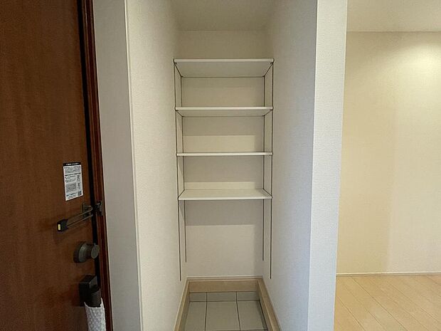 広々としたシューズインクローゼットは収納豊富です。