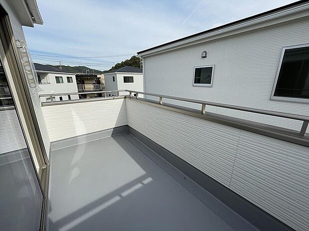 洋室から出入りできる広々としたバルコニーはお洗濯やお布団を干すにも便利。