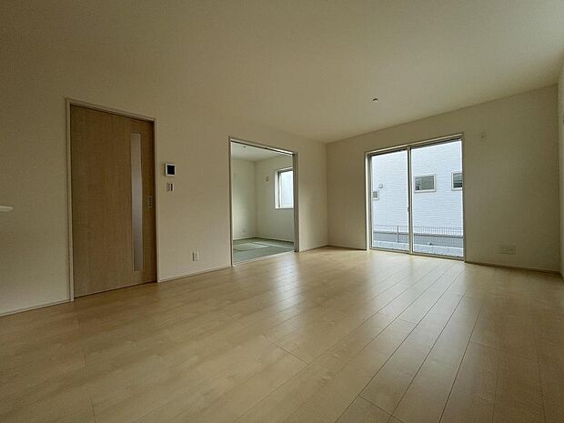 和室のドアを開けると、さらに広々とした空間になります。