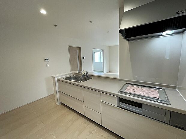 IHの3口コンロで料理もはかどります。