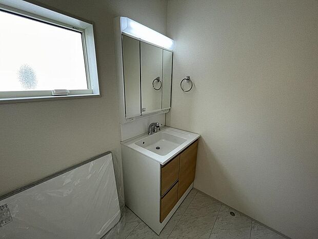 三面鏡付きの独立洗面台