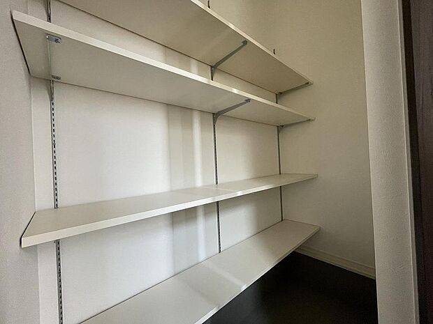 靴以外にもアウトドア用品や季節物など、整理・収納してスッキリした玄関を実現。