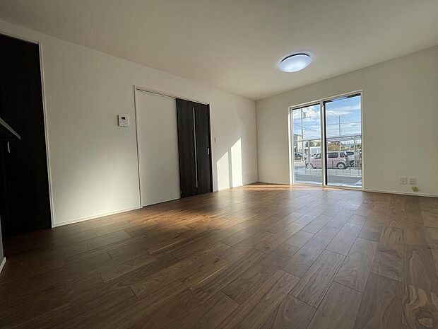 和室のドアを開けると、さらに広々とした空間になります。