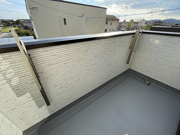 洋室から出入りできる広々としたバルコニーはお洗濯やお布団を干すにも便利。