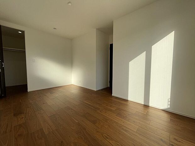 クローゼット付きで、室内スッキリ片付きます。