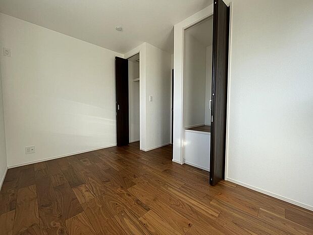 クローゼット付きで、室内スッキリ片付きます。