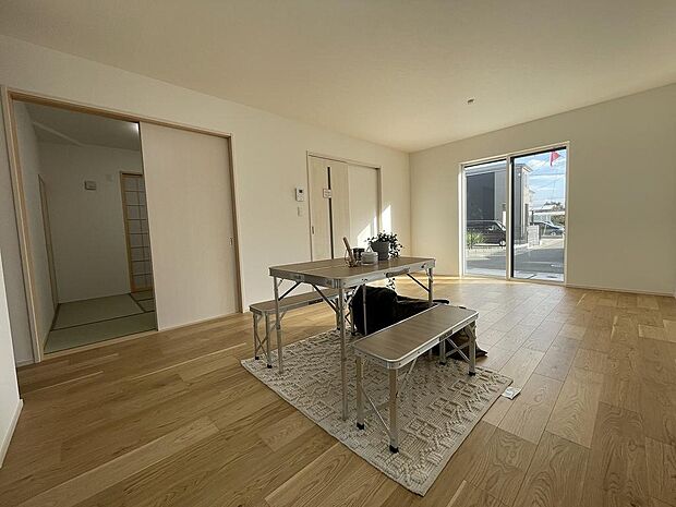 和室のドアを開けると、さらに広々とした空間になります。