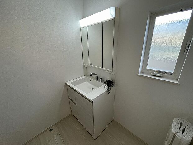 三面鏡付きの独立洗面台