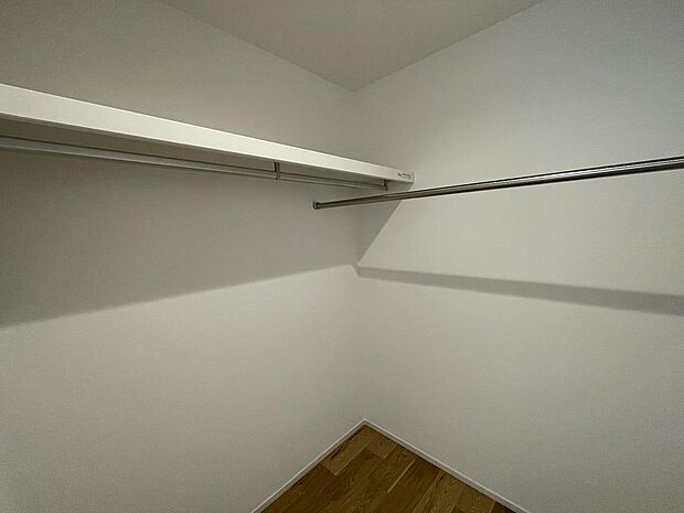 服以外にも季節物など、整理・収納してスッキリしたお部屋を実現。