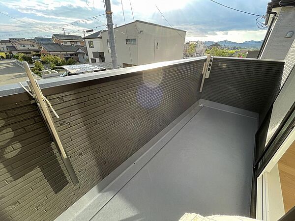 洋室から出入りできる広々としたバルコニーはお洗濯やお布団を干すにも便利。