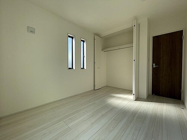 クローゼット付きで、室内スッキリ片付きます。