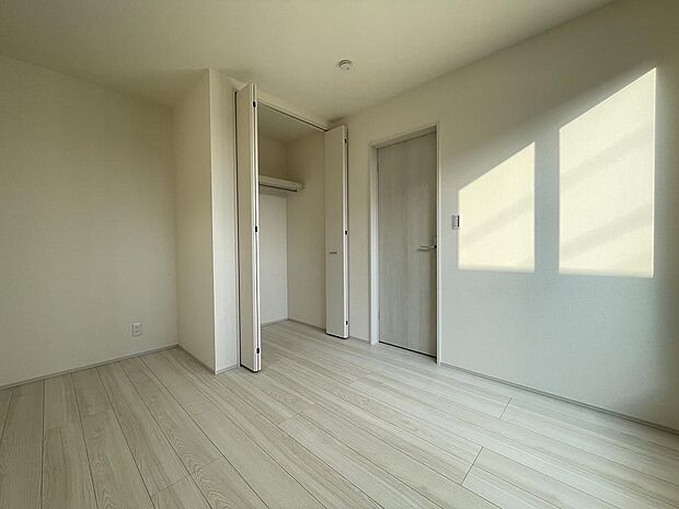 クローゼット付きで、室内スッキリ片付きます。