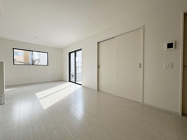 大きな窓があるので、日当たり良好です。