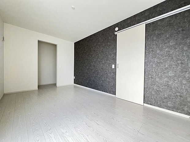 東南向きの広々バルコニーで陽当たり良好。ウォークインクローゼット付きでスッキリ収納出来ます。