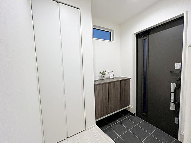 いつも綺麗に片付けができますね。ボックスの広いスペースの上には季節の飾りつけも楽しめます。